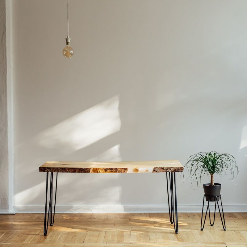 Una mesa a medida hecha de madera y aluminio. Foto tomada en Vigo, Pontevedra.