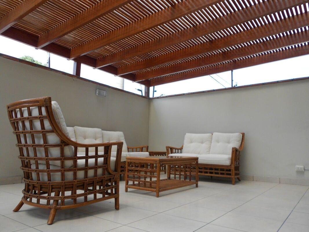 Muebles de madera en una terraza. Foto tomada en Vigo, Pontevedra.